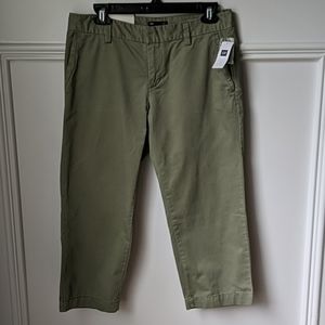NWT GAP Straight Fit Chino Capris  Size 6